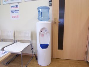 ウォーターサーバーのお水はご自由にお飲みください。