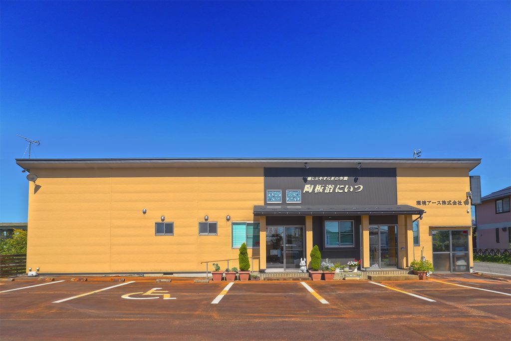 店舗目の前には停めやすい駐車場がございます